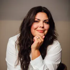 Hör dir Anna Benton an, schau dir Musikvideos an, lies die Biografie, finde Tourdaten und mehr!