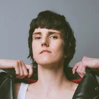 Ouve undefined, vê vídeos de música, lê a biografia, vê as datas da digressão e muito mais!