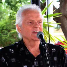 Poslechněte si interpreta Rhett Davis, sledujte hudební videa, přečtěte si životopis, podívejte se na data turné a další informace.