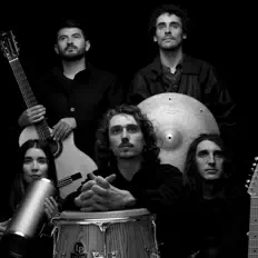 Los Duendesを聴いたり、ミュージックビデオを鑑賞したり、経歴やツアー日程などを確認したりしましょう！