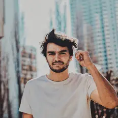 AxModを聴いたり、ミュージックビデオを鑑賞したり、経歴やツアー日程などを確認したりしましょう！