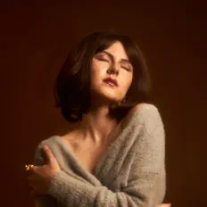 Posłuchaj wykonawcy jelia, obejrzyj teledyski, przeczytaj biografię, zobacz daty tras koncertowych i nie tylko!