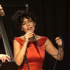 Hör dir Miriam Netti an, schau dir Musikvideos an, lies die Biografie, finde Tourdaten und mehr!