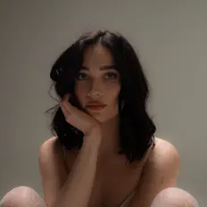 Poslechněte si interpreta Ava Lily, sledujte hudební videa, přečtěte si životopis, podívejte se na data turné a další informace.