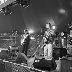 Poslechněte si interpreta Set in Stone, sledujte hudební videa, přečtěte si životopis, podívejte se na data turné a další informace.