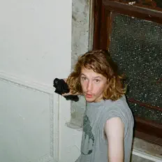 Pois-Izreを聴いたり、ミュージックビデオを鑑賞したり、経歴やツアー日程などを確認したりしましょう！