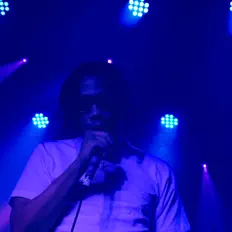 收听 iAmDeezy、观看音乐视频、阅读小传、查看巡演日期等 ！