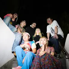 Écoutez yei, regardez des vidéoclips, lisez la biographie, consultez les dates de tournée et plus encore !