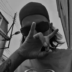 Posłuchaj wykonawcy La Hite, obejrzyj teledyski, przeczytaj biografię, zobacz daty tras koncertowych i nie tylko!