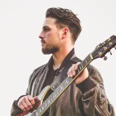 Escucha a Aaron Cravens, mira videos musicales, lee su biografía, consulta las fechas de las gira y más.