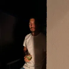 Écoutez Der Veib, regardez des vidéoclips, lisez la biographie, consultez les dates de tournée et plus encore !