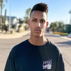 聆聽 Recharge、觀看音樂影片、閱讀小傳、查看巡演日期等！