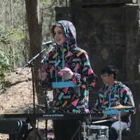 undefinedを聴いたり、ミュージックビデオを鑑賞したり、経歴やツアー日程などを確認したりしましょう！