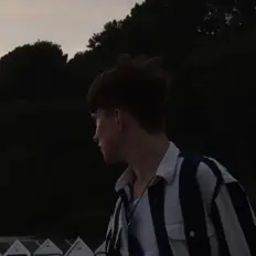 Poslechněte si interpreta Joss Jakeway-Crooks, sledujte hudební videa, přečtěte si životopis, podívejte se na data turné a další informace.