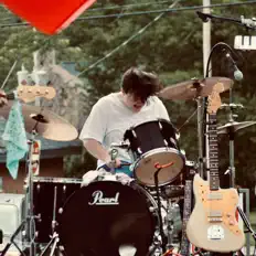 聆聽 Ollie、觀看音樂影片、閱讀小傳、查看巡演日期等！