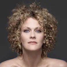 收听 Amber Martin、观看音乐视频、阅读小传、查看巡演日期等 ！