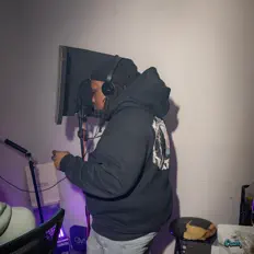 Poslechněte si interpreta FAT ZAA, sledujte hudební videa, přečtěte si životopis, podívejte se na data turné a další informace.