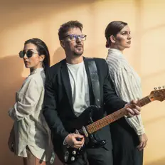 Poslechněte si interpreta Napořád, sledujte hudební videa, přečtěte si životopis, podívejte se na data turné a další informace.