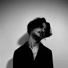 Écoutez R033y, regardez des vidéoclips, lisez la biographie, consultez les dates de tournée et plus encore !