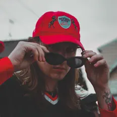 Hör dir LOWDE an, schau dir Musikvideos an, lies die Biografie, finde Tourdaten und mehr!