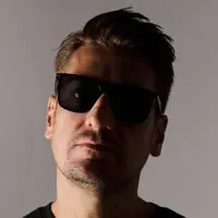 聆聽 undefined、觀看音樂影片、閱讀小傳、查看巡演日期等！