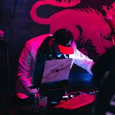 聆聽 Guru Doug、觀看音樂影片、閱讀小傳、查看巡演日期等！