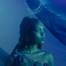 聆聽 Novine、觀看音樂影片、閱讀小傳、查看巡演日期等！