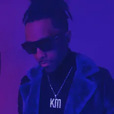收听 KoolKM、观看音乐视频、阅读小传、查看巡演日期等 ！