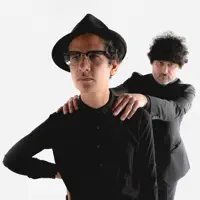 Hör dir undefined an, schau dir Musikvideos an, lies die Biografie, finde Tourdaten und mehr!