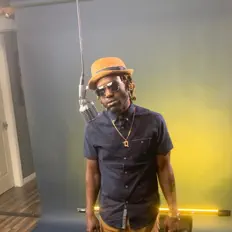 收听 Q352、观看音乐视频、阅读小传、查看巡演日期等 ！