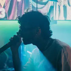 Hör dir Beny an, schau dir Musikvideos an, lies die Biografie, finde Tourdaten und mehr!