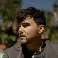 undefined dinle, müzik videolarını izle, biyografisini oku, tur tarihlerini ve daha fazlasını gör!