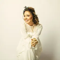 Escucha a Caroline Owens, mira videos musicales, lee su biografía, consulta las fechas de las gira y más.