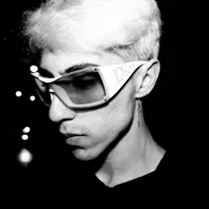 YHUEIZY सुनें, म्यूज़िक वीडियो देखें, बायो पढ़ें, दौरे की तारीखें और बहुत कुछ देखें!