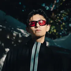 Poslechněte si interpreta Arzy Surimu, sledujte hudební videa, přečtěte si životopis, podívejte se na data turné a další informace.