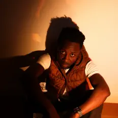 Funboiを聴いたり、ミュージックビデオを鑑賞したり、経歴やツアー日程などを確認したりしましょう！