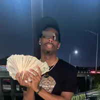 聆聽 undefined、觀看音樂影片、閱讀小傳、查看巡演日期等！