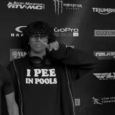 Poslechněte si interpreta dxln, sledujte hudební videa, přečtěte si životopis, podívejte se na data turné a další informace.