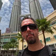 Dr. Hoffman을(를) 듣고, 뮤직 비디오를 보고, 약력을 읽고, 투어 일정 등을 확인하세요!