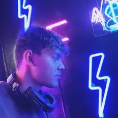 Luister naar Electric Voyager, bekijk muziekvideo's, lees de bio, bekijk de tourdata, en meer!