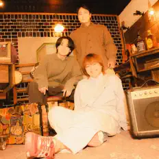 聆聽 Beat Light、觀看音樂影片、閱讀小傳、查看巡演日期等！