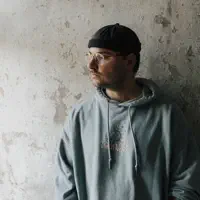 收听 undefined、观看音乐视频、阅读小传、查看巡演日期等 ！