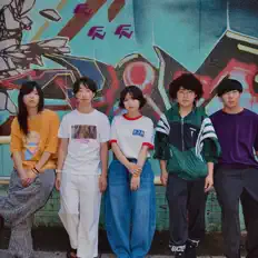 Hör dir oyasumirarabai an, schau dir Musikvideos an, lies die Biografie, finde Tourdaten und mehr!