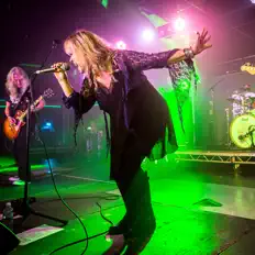 Born Healer सुनें, म्यूज़िक वीडियो देखें, बायो पढ़ें, दौरे की तारीखें और बहुत कुछ देखें!