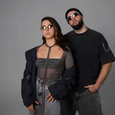 Hör dir VИТАМИN B an, schau dir Musikvideos an, lies die Biografie, finde Tourdaten und mehr!