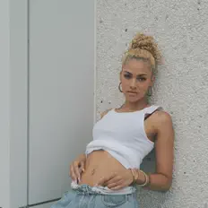 Dengarkan Mckenzie Small, tonton video musik, baca bio, lihat tanggal tur & lainnya!