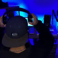 Rhysを聴いたり、ミュージックビデオを鑑賞したり、経歴やツアー日程などを確認したりしましょう！