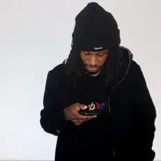 REEZYを聴いたり、ミュージックビデオを鑑賞したり、経歴やツアー日程などを確認したりしましょう！