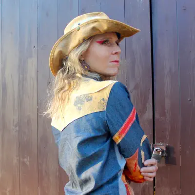 Listen to Mia Lovelock, watch music videos, read bio, see tour dates & more!