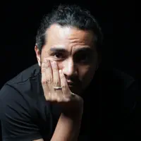 undefinedを聴いたり、ミュージックビデオを鑑賞したり、経歴やツアー日程などを確認したりしましょう！